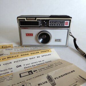 VINTAGE KODAK INSTAMATIC 100 COMPACT CAMERA WITH POP UP FLASH (PRE-OWNED)